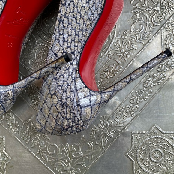 Christian Louboutin Silver and gold foiled pumps. - Picture 6 of 11